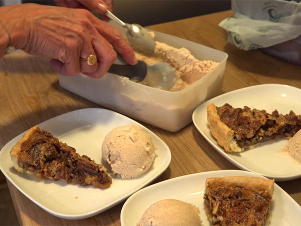 Pecan-Kuchen mit Zimteis