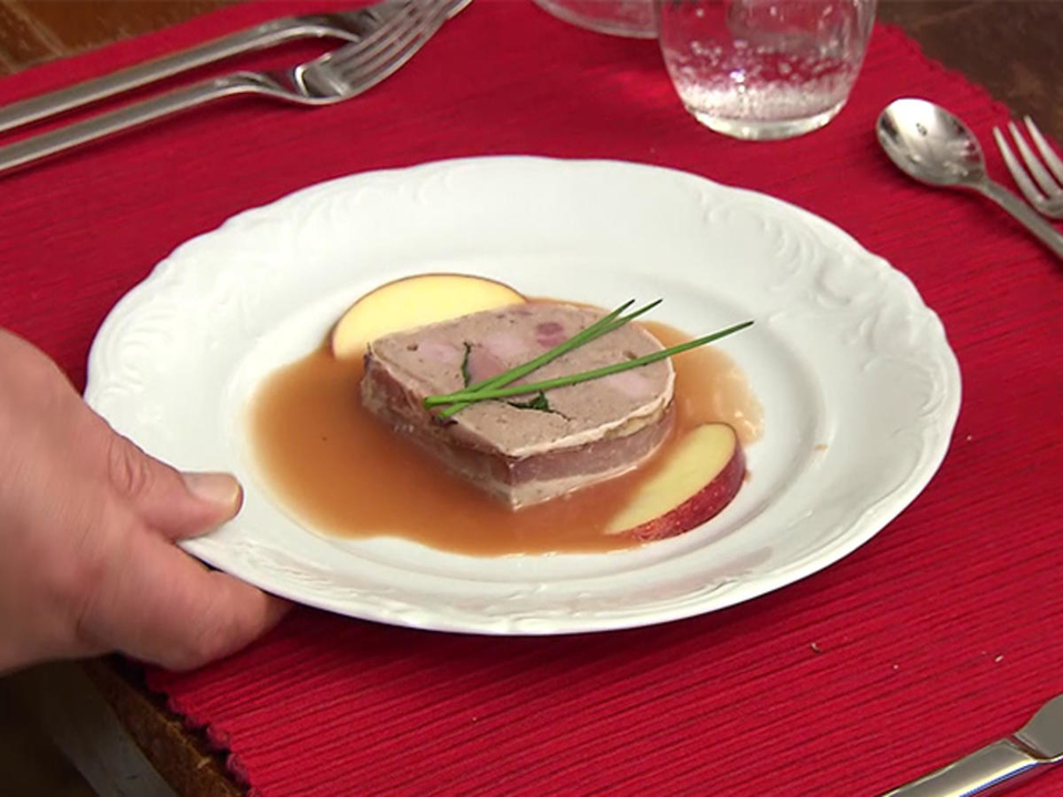 Wildterrine mit Apfelspalten an Cumberlandsauce