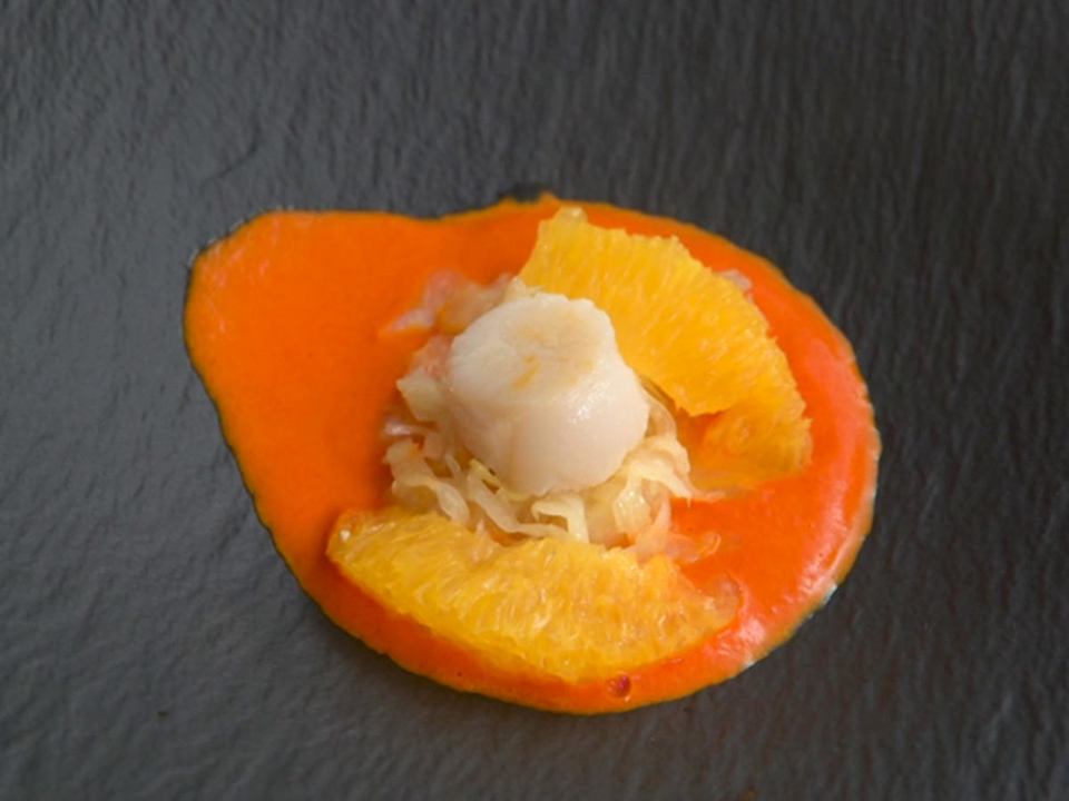 Jakobsmuschel mit Fenchelgemüse auf Paprikaspiegel