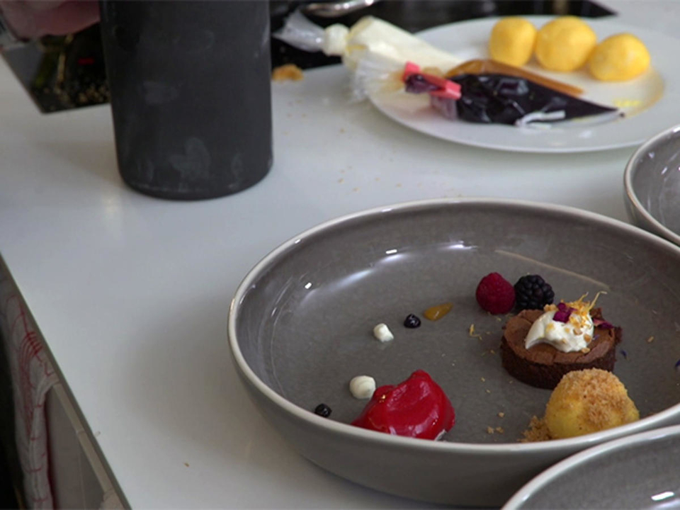 Schokotarte, Riebelknödel und Himbeersorbet