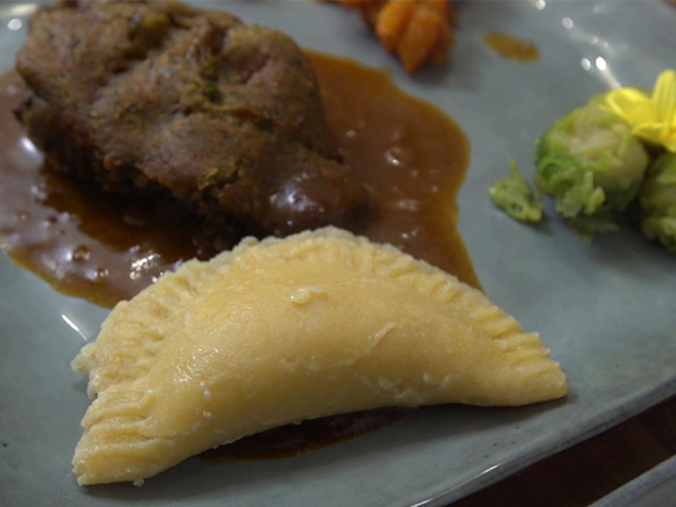 Rehrücken mit Maronenkräutermantel, dazu Wildkräuter-Ravioli und Herbstgemüse