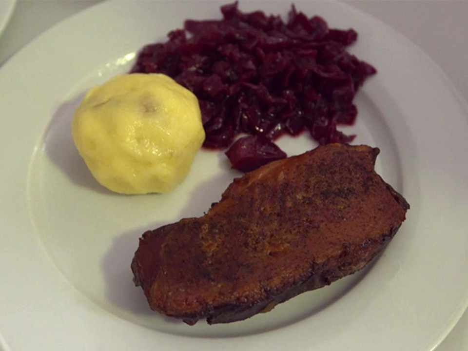 Martinsgans mit Ingwer-Rotkohl, marinierten Rosenkohl-Blättern und Walnussknödeln