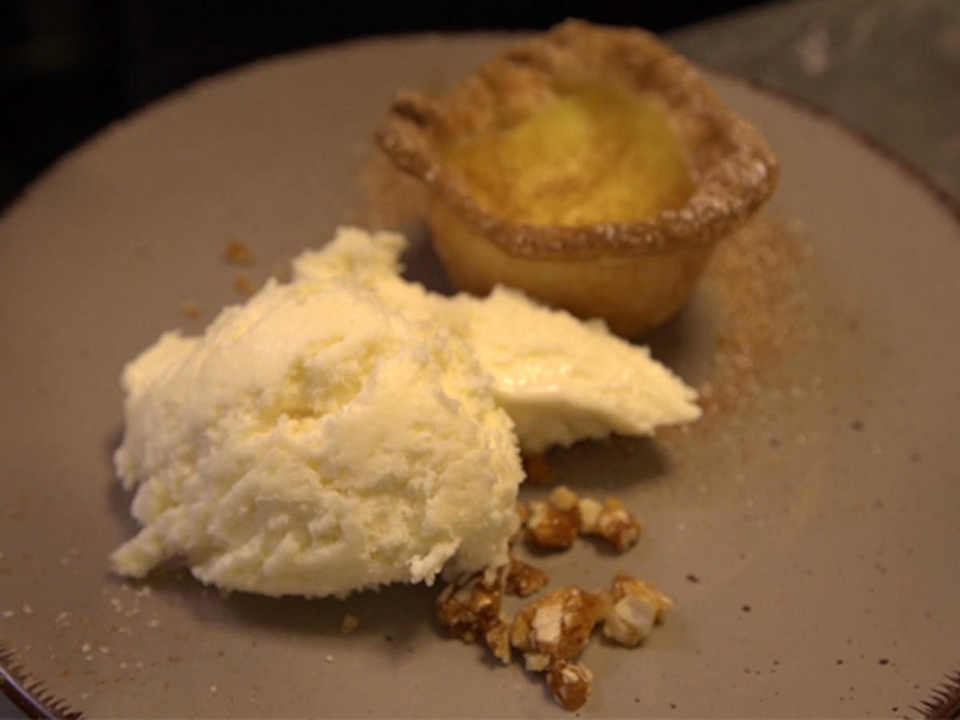 Pasteis de Nata mit Marzipaneis auf Mandelcrunch