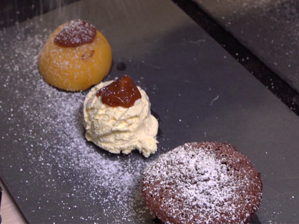 Schokokuchen mit flüssigem Kern an gegrilltem Pfirsich und Vanilleeis