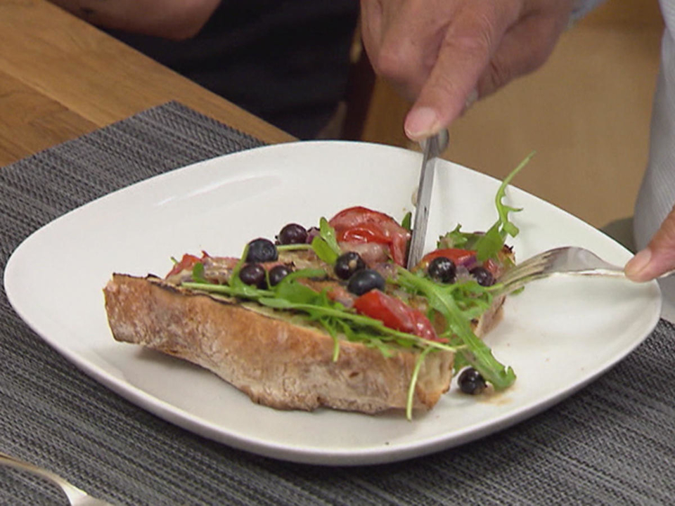 Tomaten-Rucola-Baguette mit Blaubeeren