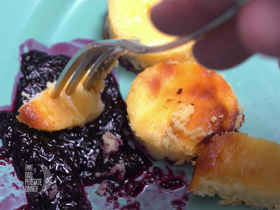 Käsekuchen mit Orangenzesten an Myrtenspiegel
