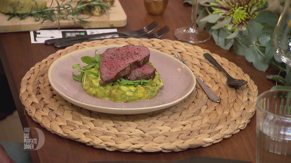 Avocado-Mango-Tatar mit Rucola und Rinderfiletstreifen