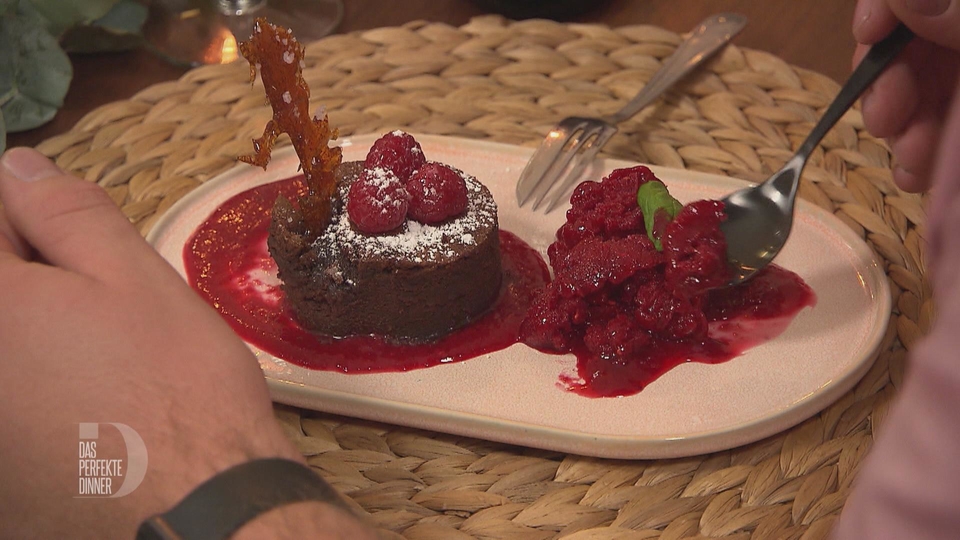Schokoküchlein auf Himbeerspiegel mit Himbeer-Minz-Sorbet und Karamell