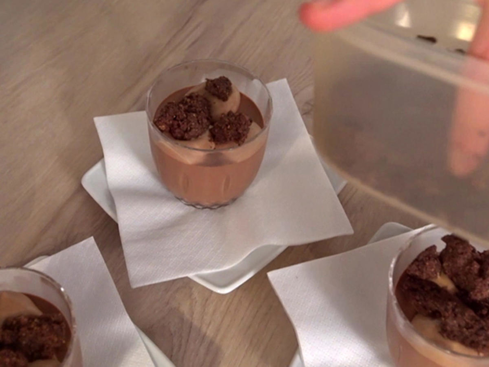 Sternanis-Schokoladen-Mousse mit Passionsfruchtcreme und Schokocrumble