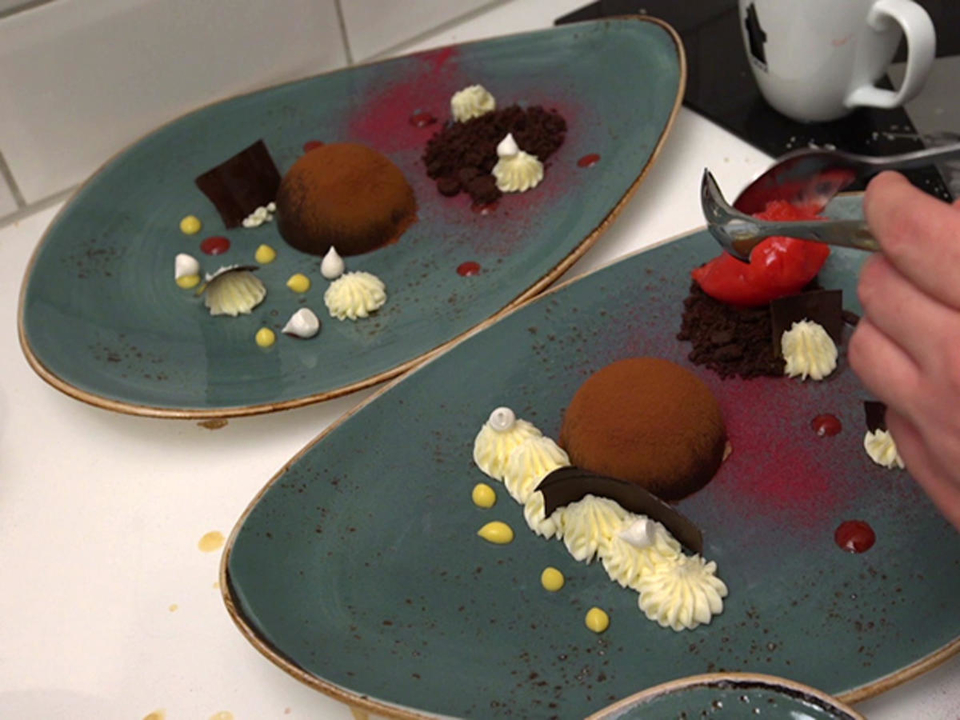 Schoko-Zweierlei mit Himbeersorbet