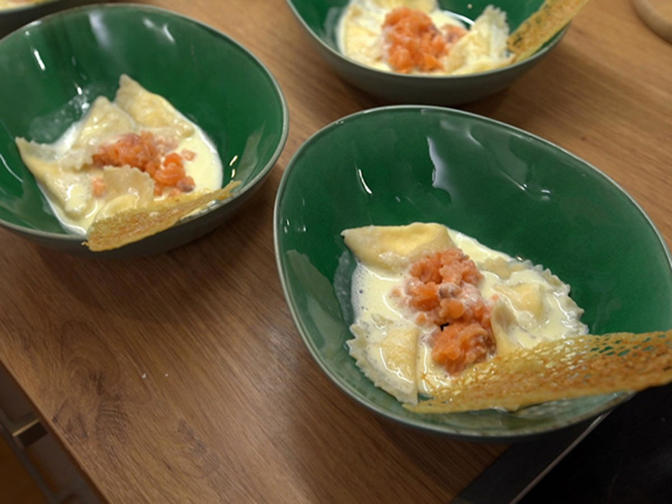 Tortellini in Zitronen-Sahnesauce an Lachs-Tartar
