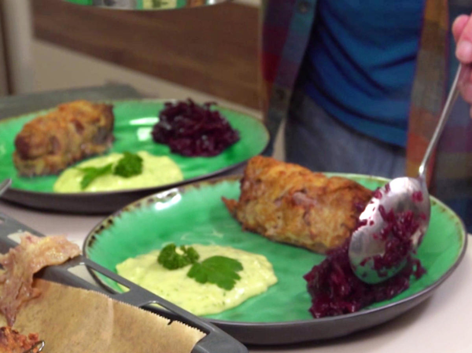 Rindersteak-Rouladen im Kartoffelmantel mit grünem Kartoffelpüree und Rotkohl