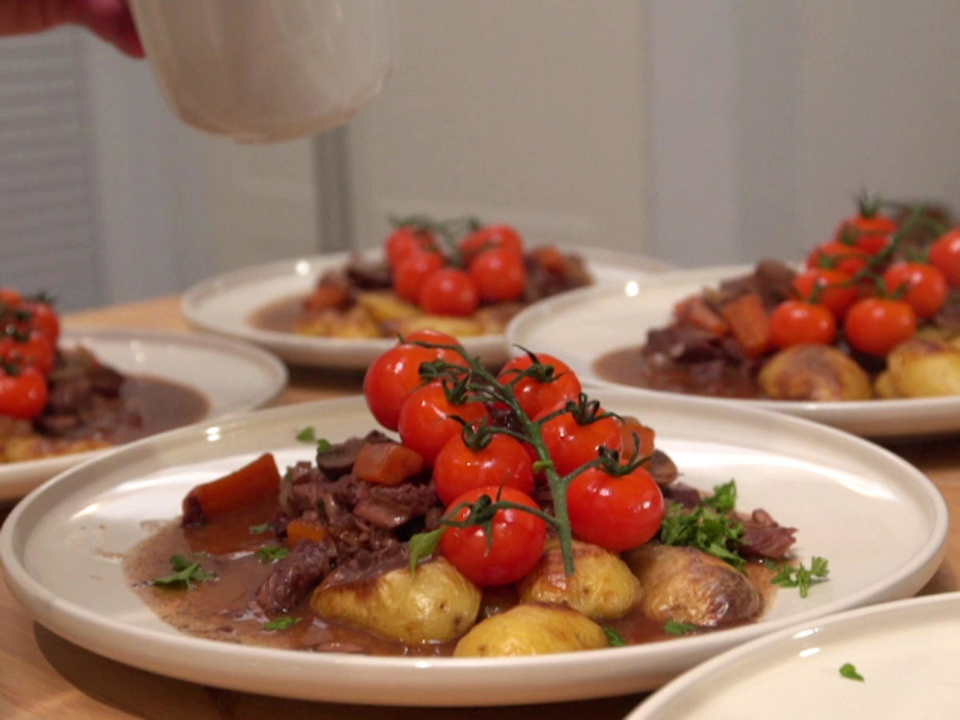 Boeuf Bourguignon mit Rosmarinkartoffeln und Tomaten