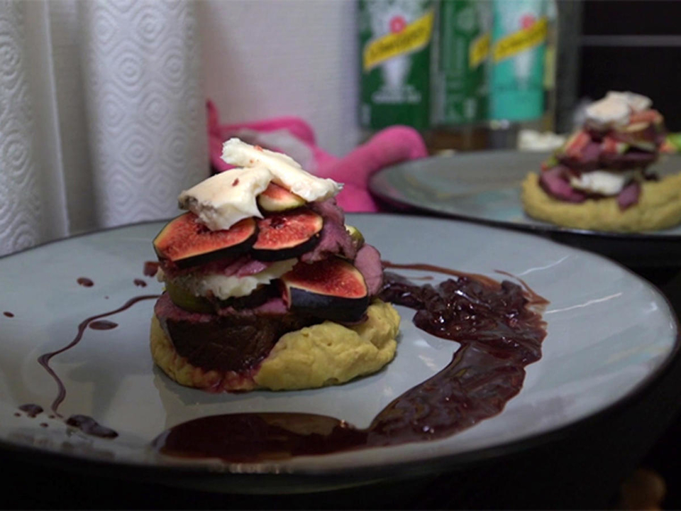 Rehtürmchen mit Gorgonzola und Feige auf Esskastanienpüree  mit Brombeersauce