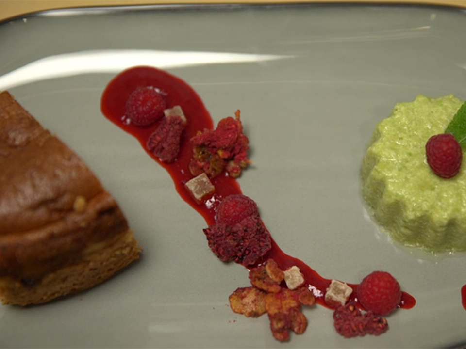 Warme Eierschecke mit Avocado-Ingwer-Parfait und Himbeersauce