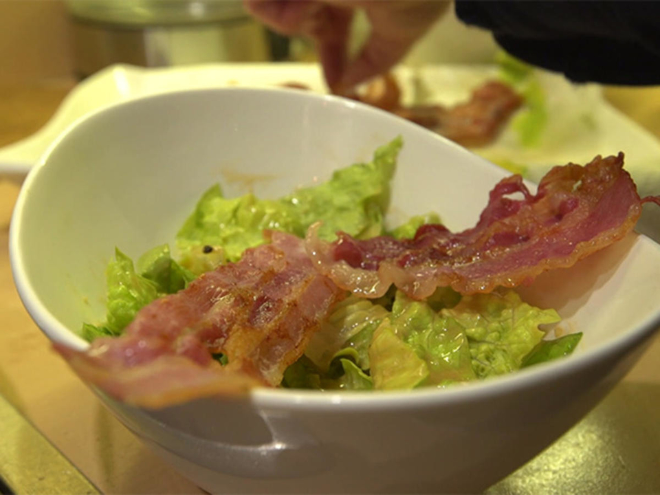 Caesar Salad mit gebratenem Bacon und Parmesantalern
