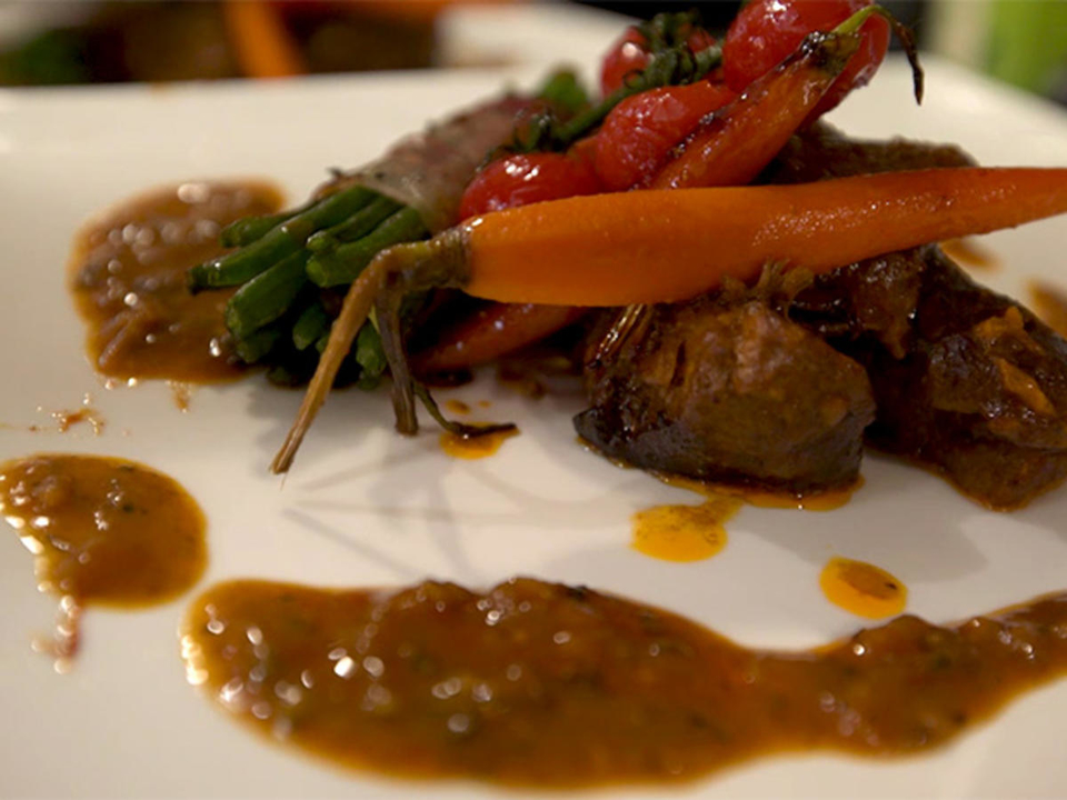 Lammragout mit Curry und glasiertem Gemüse
