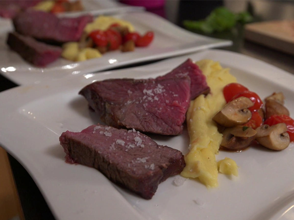 Bistecca alla Fiorentina mit Kartoffelpüree, Tomatengemüse und Kräuteröl