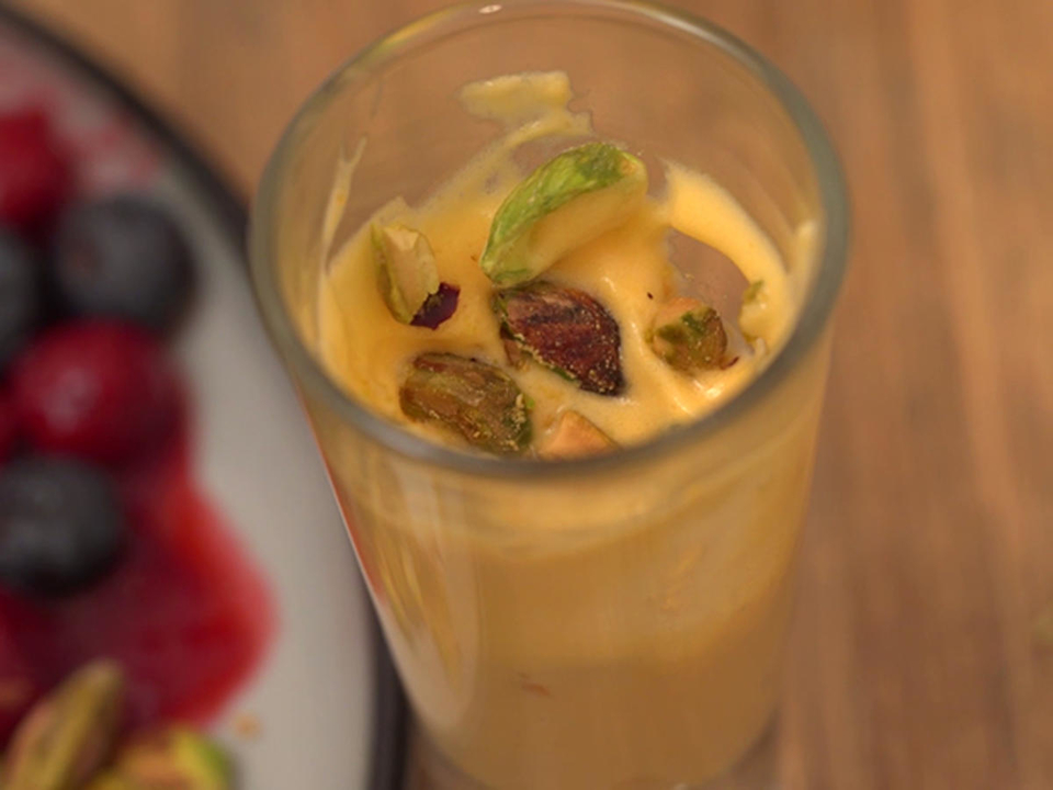 Toms Beerentraum aus Himbeereis, Waldbeerenkuchen und Kirsch-Rum-Schäumchen