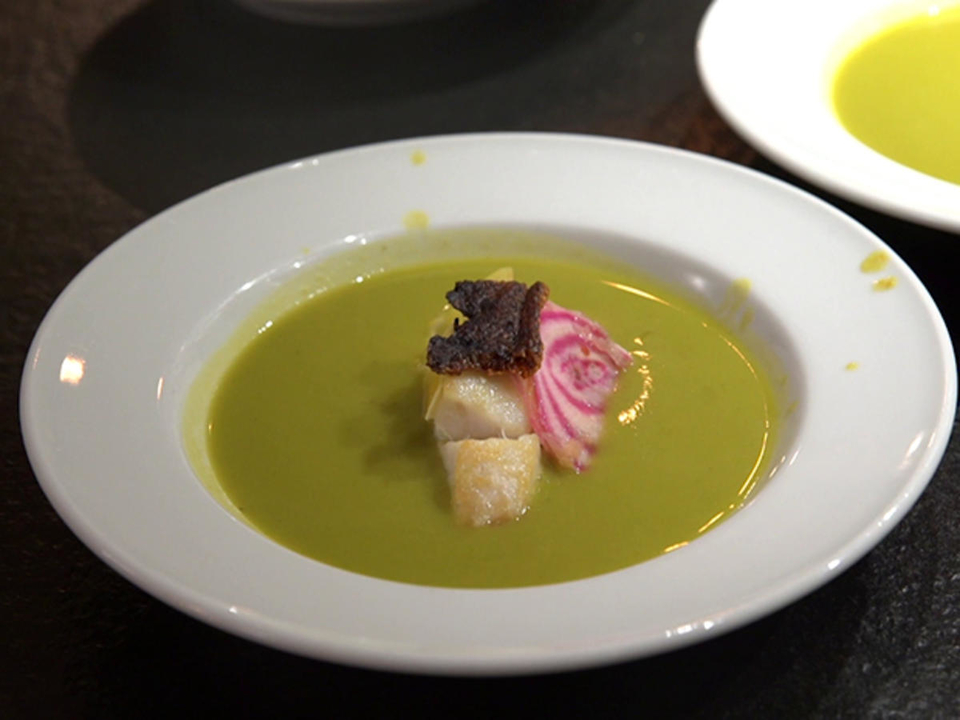 Passierte Erbsensuppe mit gebratenem Skreiloin und bunter Beete