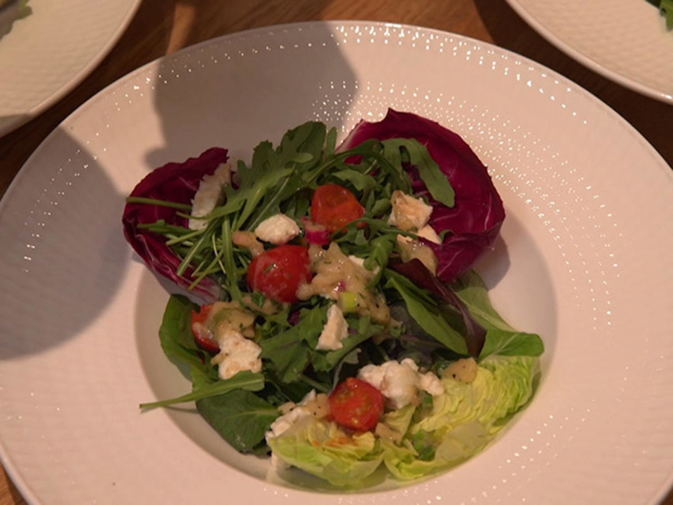 Bunter Wiesensalat mit Bentheimer Schweinebäckchen und Baguette