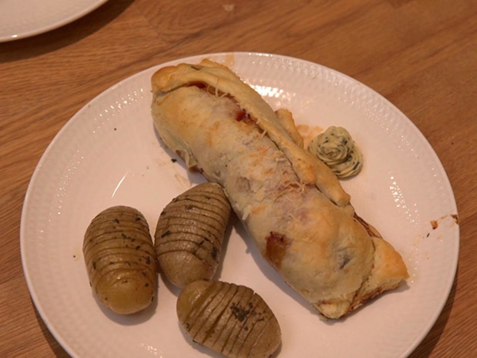Steaks im Blätterteig mit Hasselback-Kartoffeln