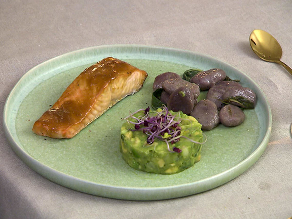 Glasierter Lachs mit lilafarbenen Salbei-Gnocci und Avocado-Tatar