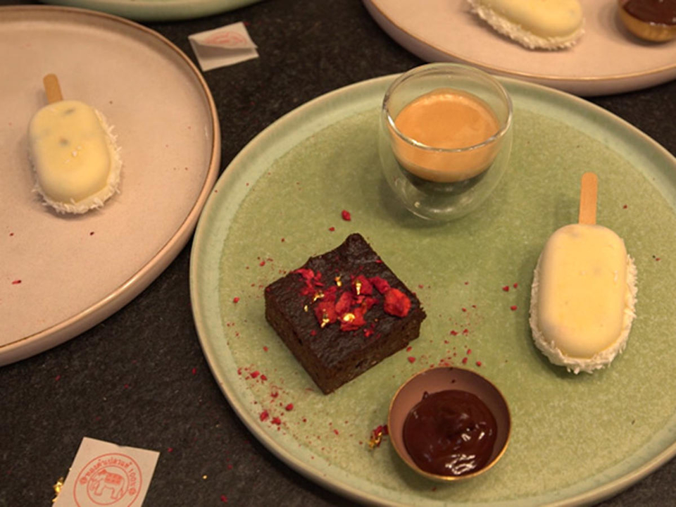Zucchini-Brownies mit Mango-Kokos-Eis