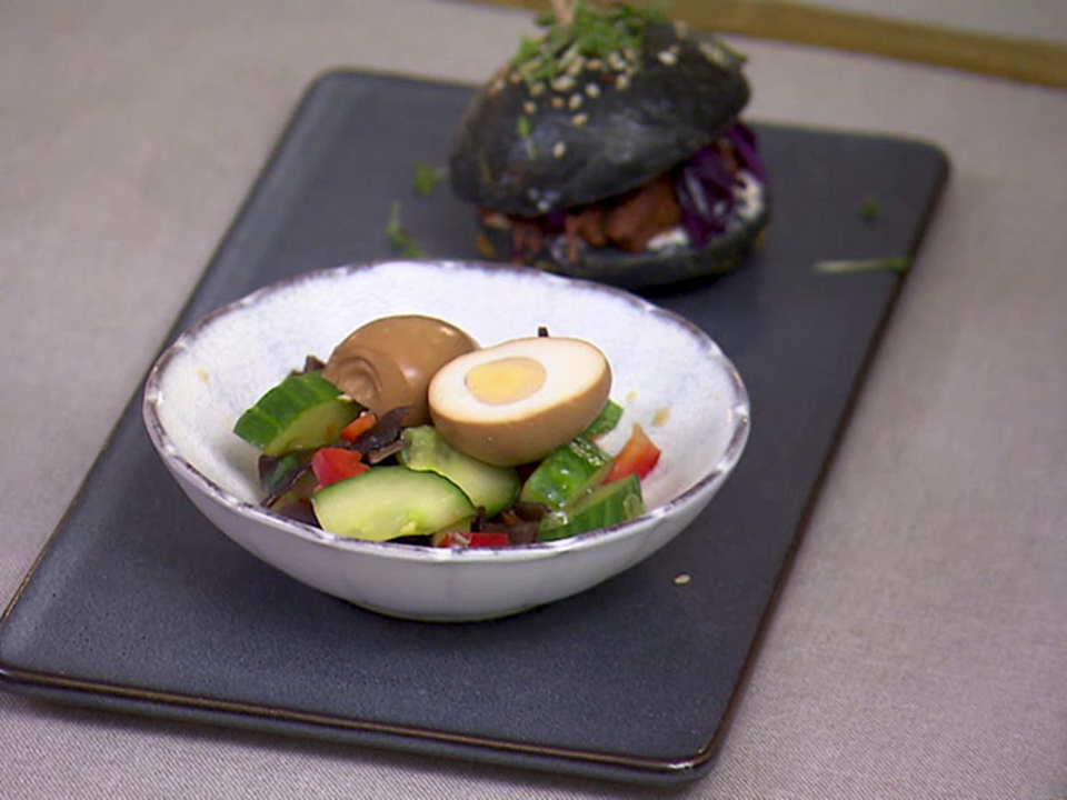 Chinesischer Salat mit Tee-Eiern und Schwarzem Mini-Jackfruit-Burger