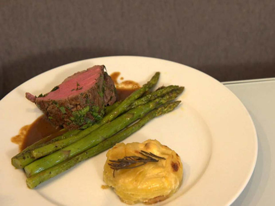Rinderfilet mit grünem Spargel und Kartoffelgratin