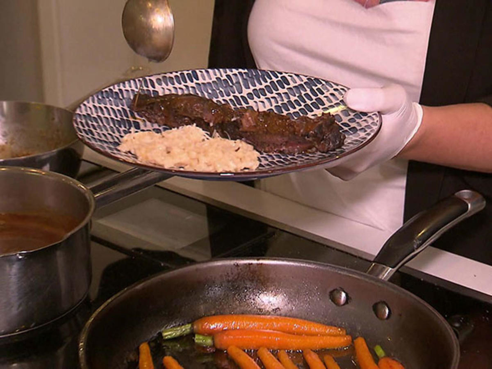 Ochsenbäckchen in Rotweinsoße an Risotto mit glasierten Möhrchen