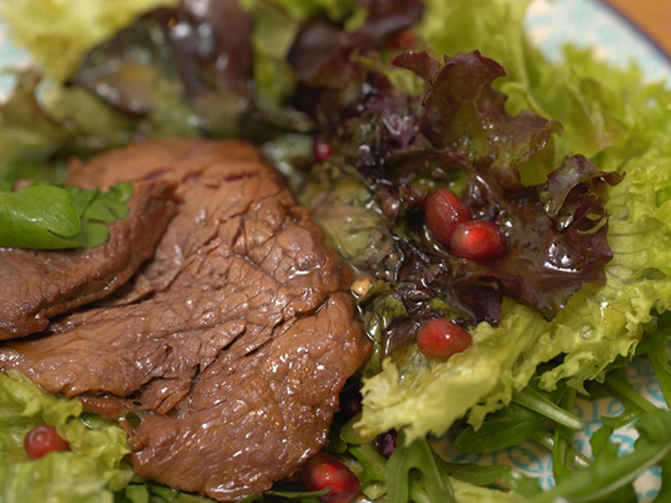 Fruchtsalat mit Riesengarnelen und Blattsalat mit Rinderstreifen