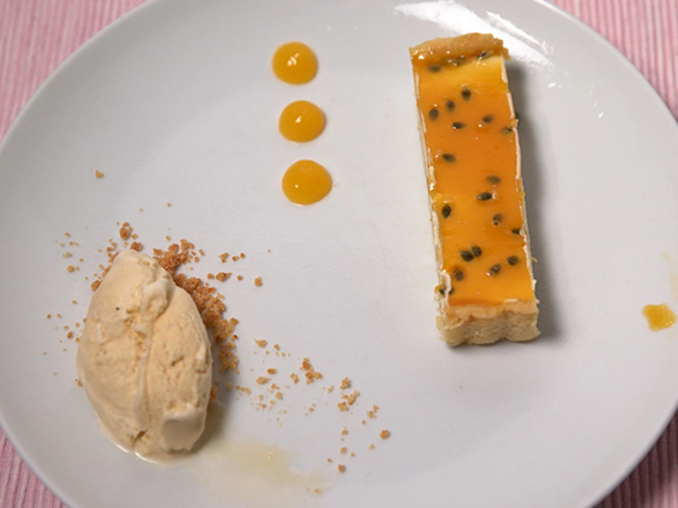 Passionsfrucht-Tarte mit Tonkabohnen-Eis