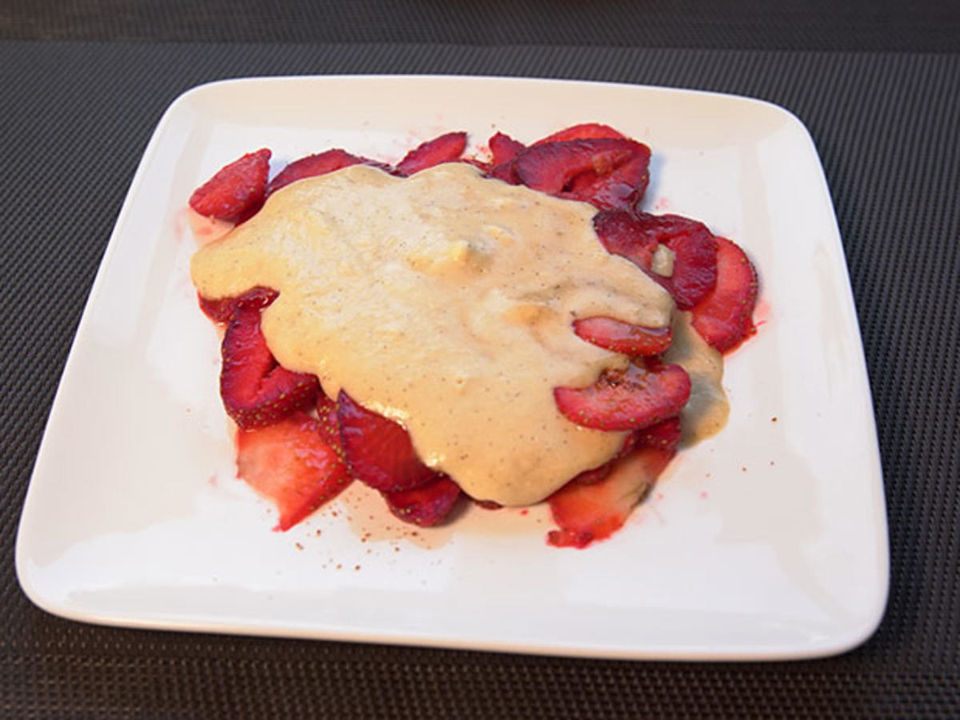 Eierlikör-Parfait auf Erdbeer-Carpaccio