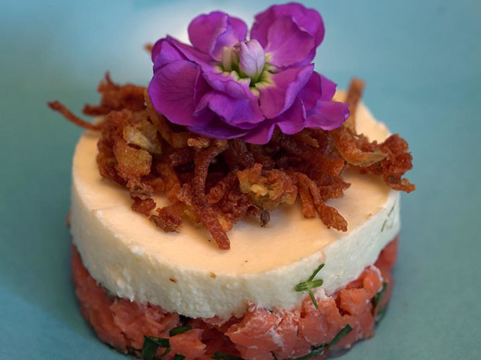 Spargelmousse auf Lachstatar mit Kartoffelstroh