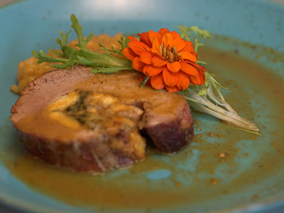 Braisierte Kalbsbrust gefüllt mit Frittata und Stielmus, dazu Safranrisotto