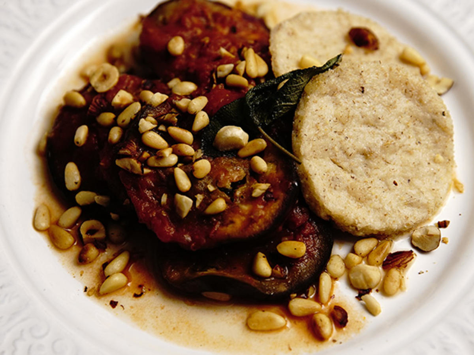 Mandel-Gnocchi und geschmorte Auberginen à la Ida