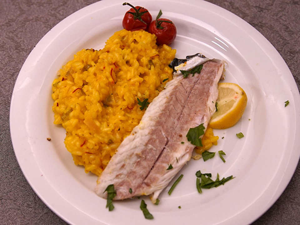 Safran-Peperoncino-Orangenrisotto und Loup de Mer mit Salbeicrunch