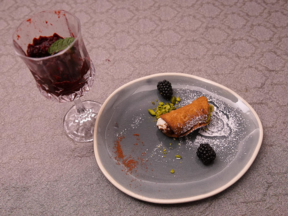 Cannoli siciliani mit Brombeer-Vanille-Minz-Granita