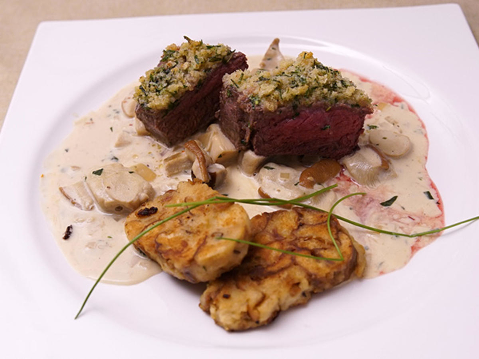 Rindersteak mit Kräuterhaube an Laugentaler und Steinpilzsauce