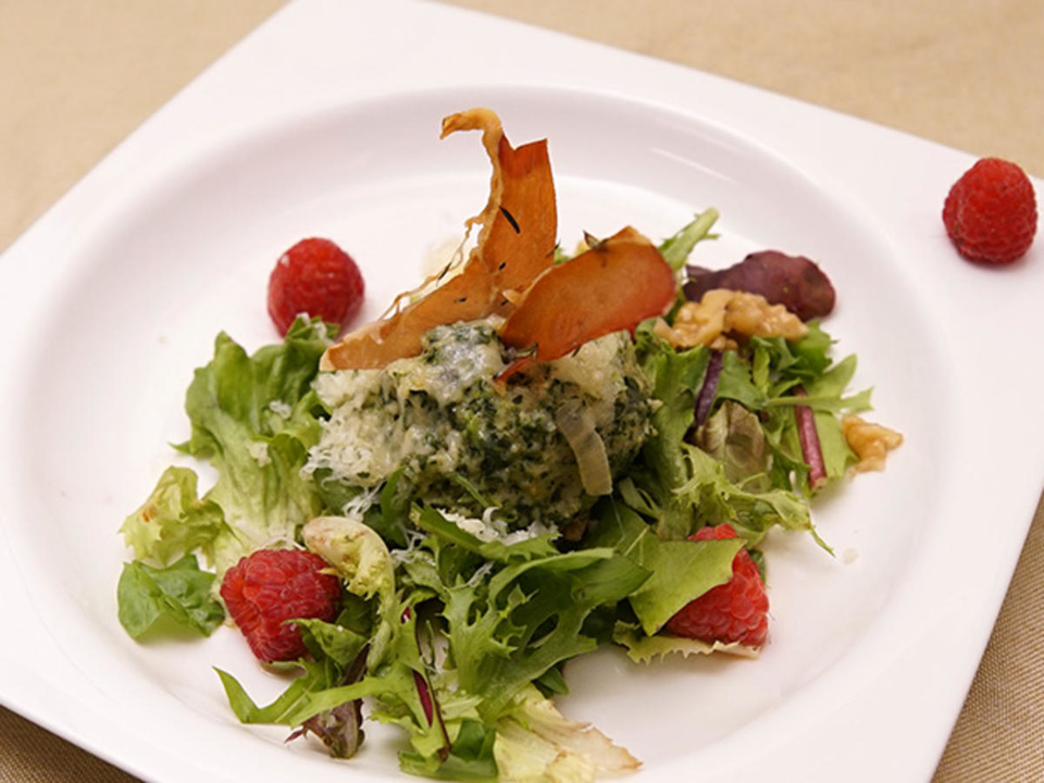 Spinat-Bergkäseknödel mit Thymian-Schinkenchips auf Wildkräutersalat