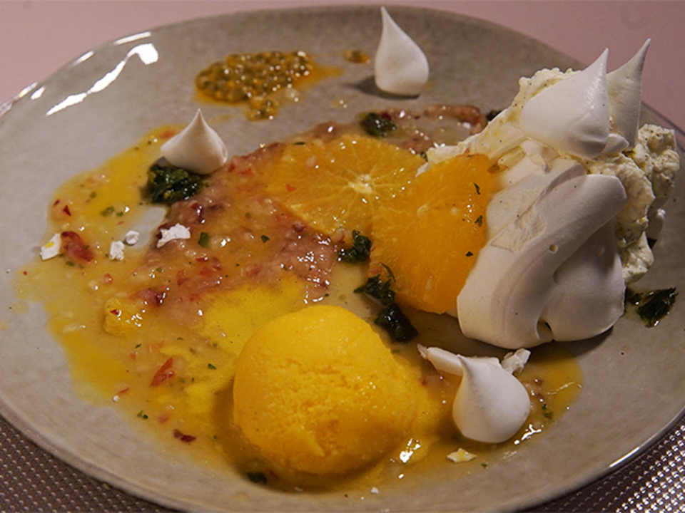 Pavlova / Mango-Passionsfrucht-Sorbet / gelbe Früchte