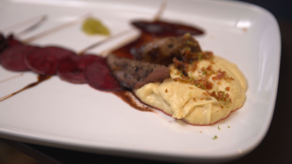 Rehfilet mit Salbei-Brioche, Hisbiskus-Butter und Rote Bete
