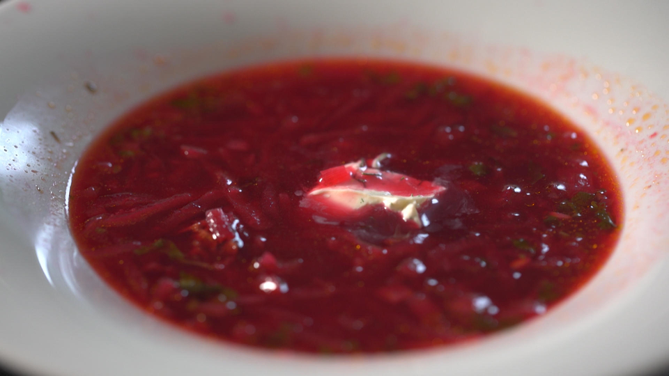 Borch - Russisches Nationalgericht mit Rote Bete und Jakobsmuscheln