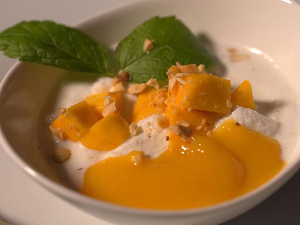 Halbgefrorene Kokoscreme mit Mango
