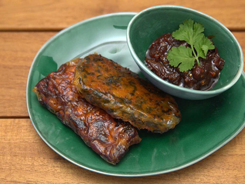 Samosa Butter Chicken und Moroho mit Chili Coriander Jam