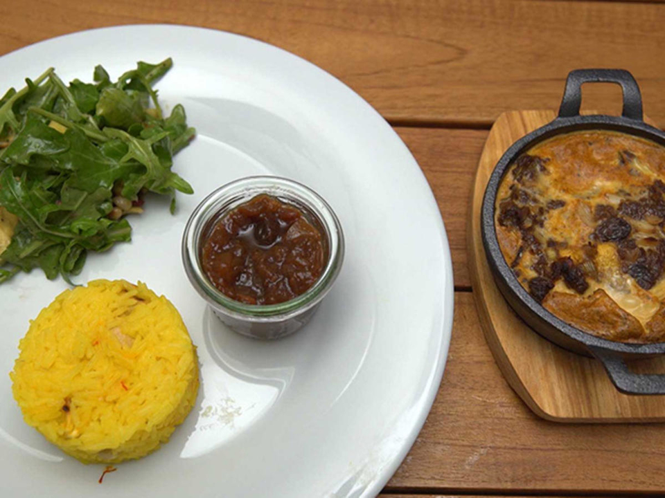 Bobotie mit Pfirsich Chutney, Cashew-Reis und Salat