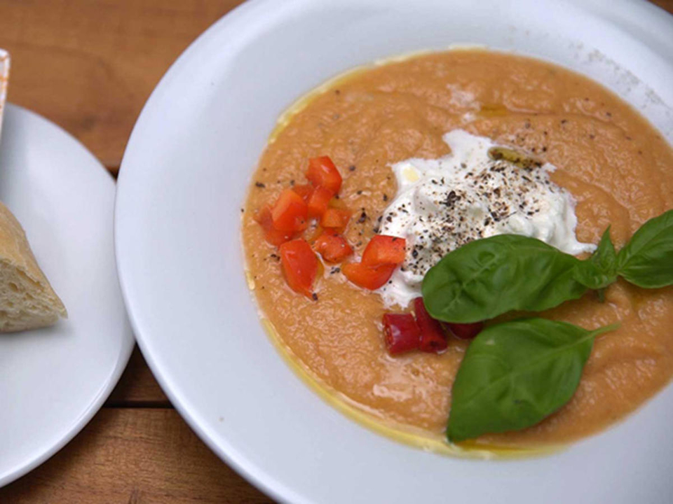 Erfrischende Gazpacho mit Basilikum, frischen Tomaten & cremiger Burratina