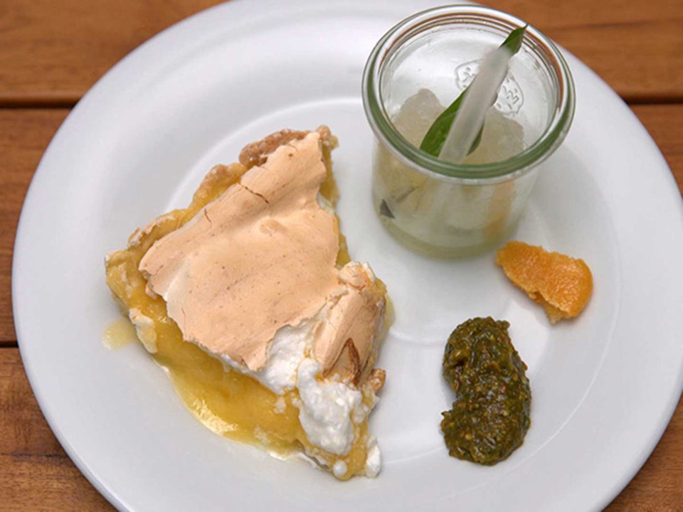 Lemon-Pie mit Baiserhaube, Zitronen-Basilikum-Granita und Honeycomb