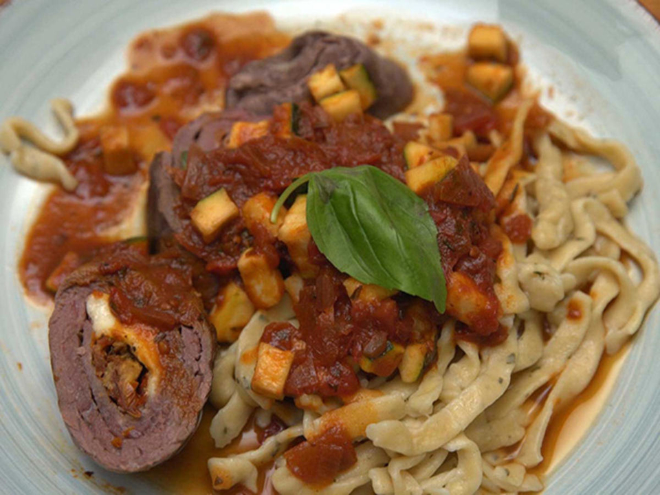Involtini mit Tomatensugo und Estragon-Tagliatelle